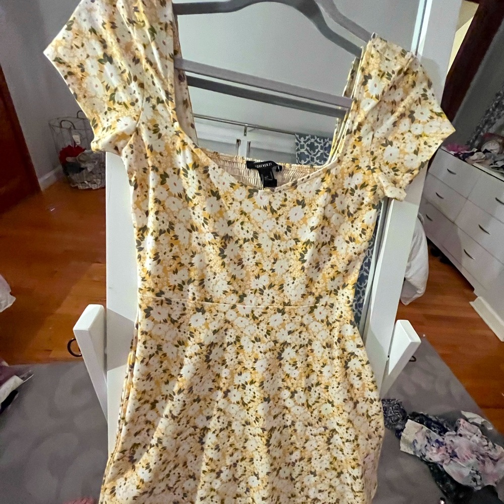NWT Forever 21 Yellow and White Daisy Dress Size Small